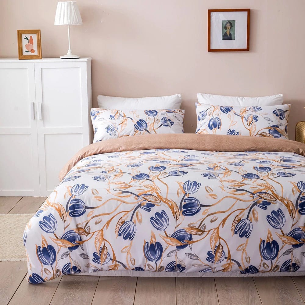 Hvidt Dynebetræk Med Blå Og Brune Blomster