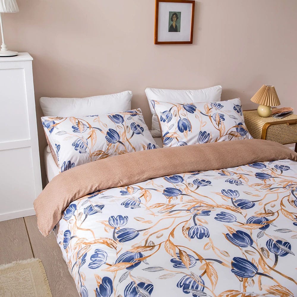 Hvidt Dynebetræk Med Blå Og Brune Blomster